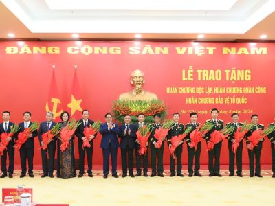 Đồng chí Châu Văn Minh - Bí thư Đảng ủy Liên hiệp các Hội Khoa học và Kỹ thuật Việt Nam, nguyên Chủ tịch Viện Hàn lâm Khoa học và Công nghệ Việt Nam vinh dự nhận Huân chương Độc lập hạng Ba
