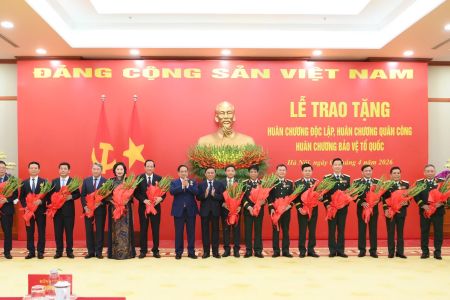 Đồng chí Châu Văn Minh - Bí thư Đảng ủy Liên hiệp các Hội Khoa học và Kỹ thuật Việt Nam, nguyên Chủ tịch Viện Hàn lâm Khoa học và Công nghệ Việt Nam vinh dự nhận Huân chương Độc lập hạng Ba